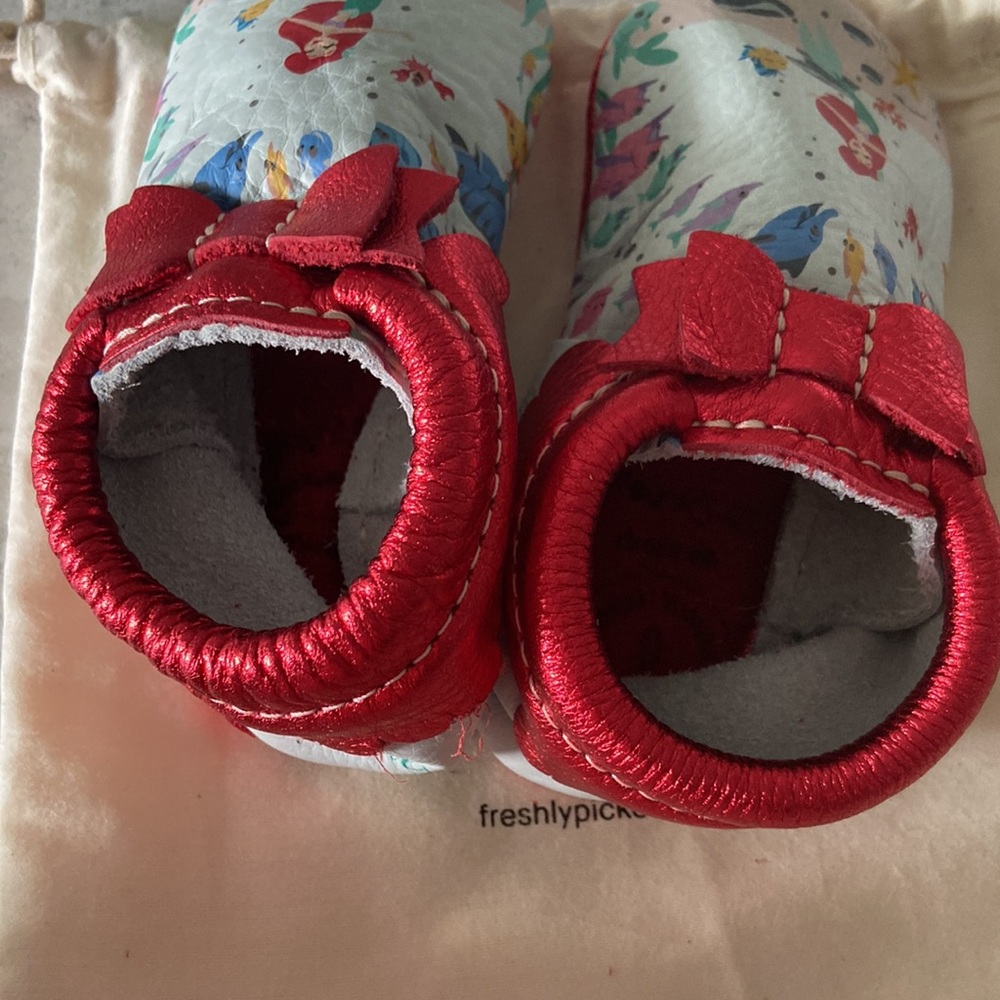 Disney Little Mermaid Freshly Picked leather Bow Moccasins size 6 - Picture 8 of 8
